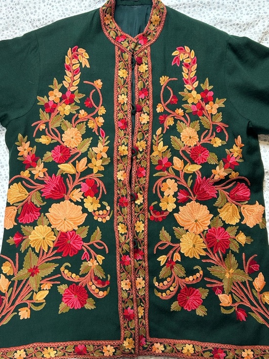 Kashmir Moon Hand Embroidered Floral Green Wool Jacket - Picture 4 of 6